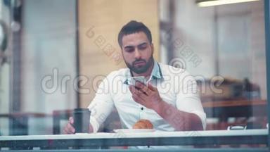 慢动作的一个华丽的年轻人坐在咖啡馆A©，<strong>接电话</strong>。 现代，新技术